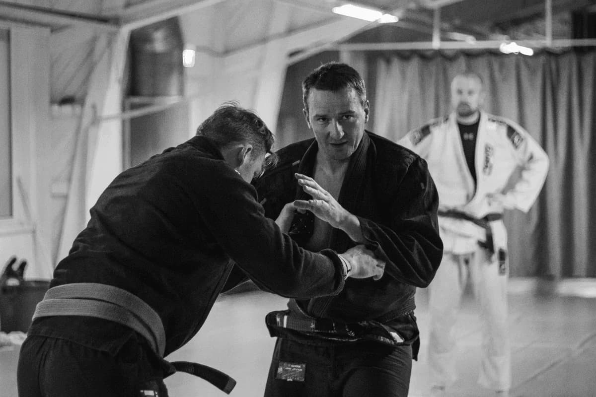 BJJ Vaasan pääohjaaja salin matolla.